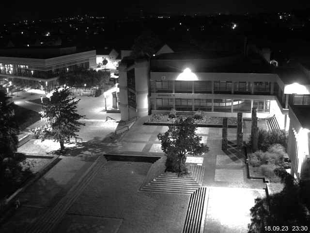 Foto der Webcam: Verwaltungsgebäude, Innenhof mit Audimax, Hörsaal-Gebäude 1