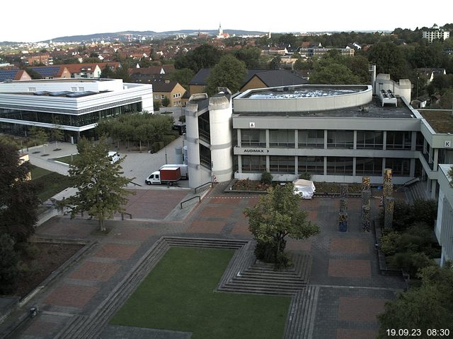 Foto der Webcam: Verwaltungsgebäude, Innenhof mit Audimax, Hörsaal-Gebäude 1