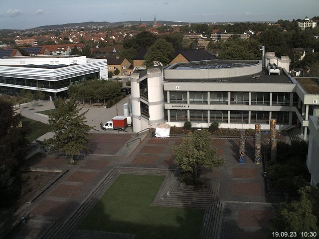 Foto der Webcam: Verwaltungsgebäude, Innenhof mit Audimax, Hörsaal-Gebäude 1