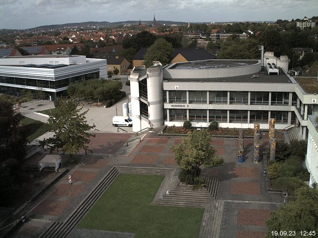 Foto der Webcam: Verwaltungsgebäude, Innenhof mit Audimax, Hörsaal-Gebäude 1