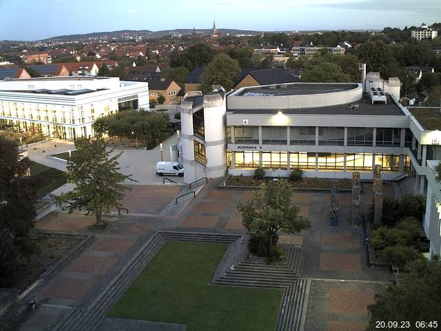 Foto der Webcam: Verwaltungsgebäude, Innenhof mit Audimax, Hörsaal-Gebäude 1