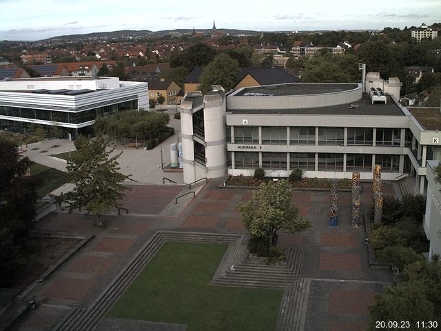 Foto der Webcam: Verwaltungsgebäude, Innenhof mit Audimax, Hörsaal-Gebäude 1