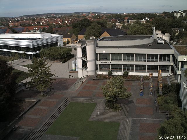 Foto der Webcam: Verwaltungsgebäude, Innenhof mit Audimax, Hörsaal-Gebäude 1