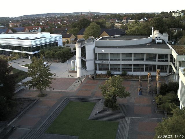 Foto der Webcam: Verwaltungsgebäude, Innenhof mit Audimax, Hörsaal-Gebäude 1