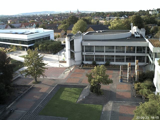 Foto der Webcam: Verwaltungsgebäude, Innenhof mit Audimax, Hörsaal-Gebäude 1