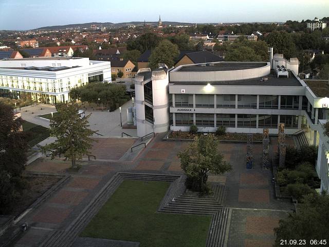 Foto der Webcam: Verwaltungsgebäude, Innenhof mit Audimax, Hörsaal-Gebäude 1