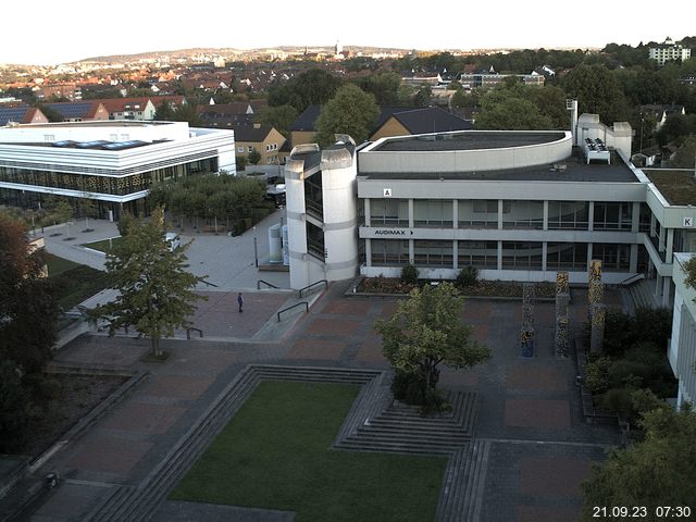 Foto der Webcam: Verwaltungsgebäude, Innenhof mit Audimax, Hörsaal-Gebäude 1