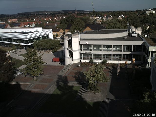 Foto der Webcam: Verwaltungsgebäude, Innenhof mit Audimax, Hörsaal-Gebäude 1