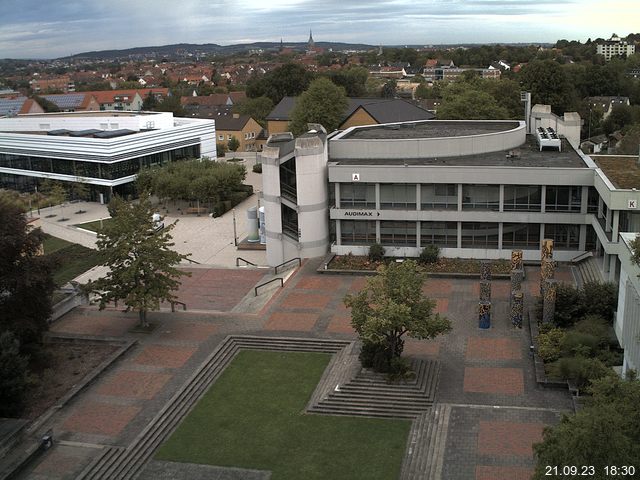 Foto der Webcam: Verwaltungsgebäude, Innenhof mit Audimax, Hörsaal-Gebäude 1