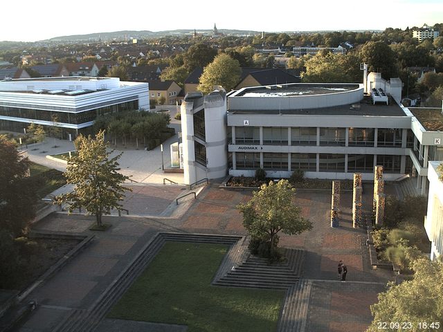 Foto der Webcam: Verwaltungsgebäude, Innenhof mit Audimax, Hörsaal-Gebäude 1