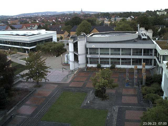 Foto der Webcam: Verwaltungsgebäude, Innenhof mit Audimax, Hörsaal-Gebäude 1