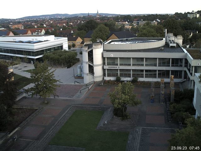 Foto der Webcam: Verwaltungsgebäude, Innenhof mit Audimax, Hörsaal-Gebäude 1