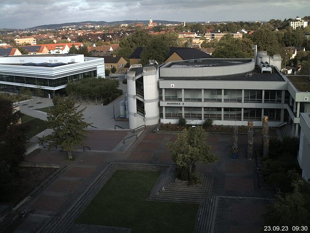 Foto der Webcam: Verwaltungsgebäude, Innenhof mit Audimax, Hörsaal-Gebäude 1