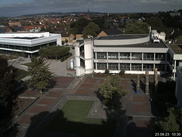 Foto der Webcam: Verwaltungsgebäude, Innenhof mit Audimax, Hörsaal-Gebäude 1