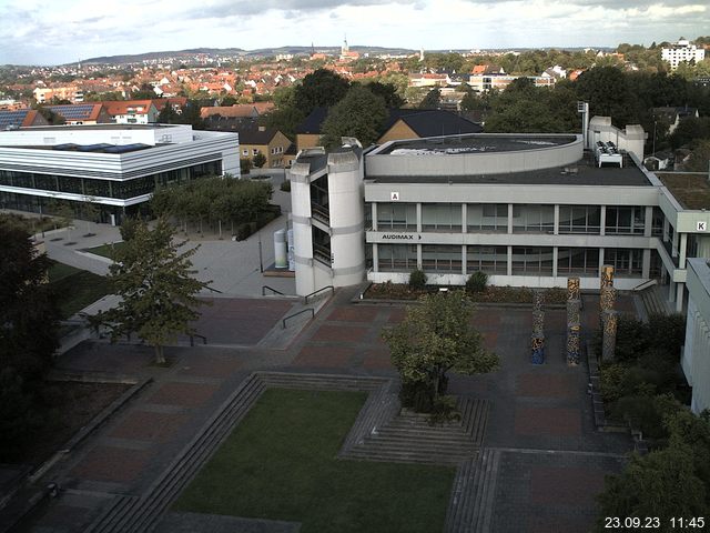 Foto der Webcam: Verwaltungsgebäude, Innenhof mit Audimax, Hörsaal-Gebäude 1