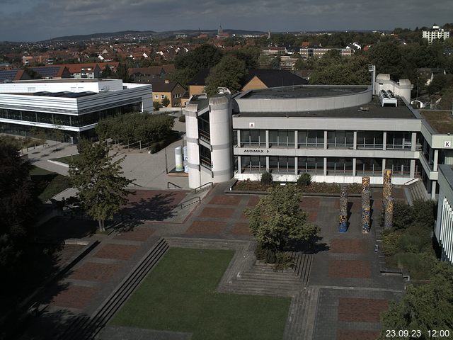 Foto der Webcam: Verwaltungsgebäude, Innenhof mit Audimax, Hörsaal-Gebäude 1