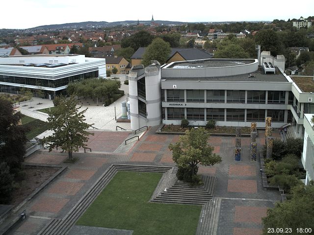 Foto der Webcam: Verwaltungsgebäude, Innenhof mit Audimax, Hörsaal-Gebäude 1