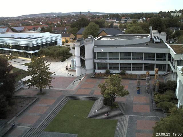 Foto der Webcam: Verwaltungsgebäude, Innenhof mit Audimax, Hörsaal-Gebäude 1