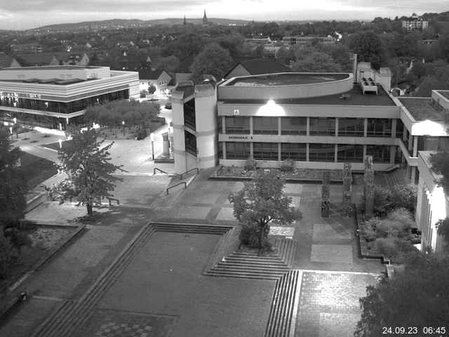 Foto der Webcam: Verwaltungsgebäude, Innenhof mit Audimax, Hörsaal-Gebäude 1