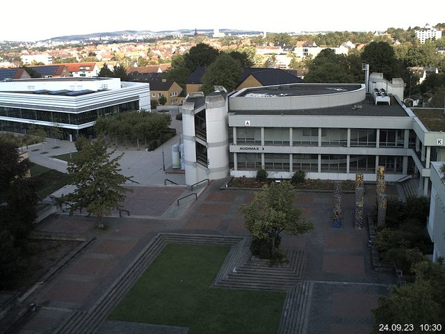 Foto der Webcam: Verwaltungsgebäude, Innenhof mit Audimax, Hörsaal-Gebäude 1