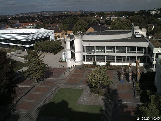 Foto der Webcam: Verwaltungsgebäude, Innenhof mit Audimax, Hörsaal-Gebäude 1