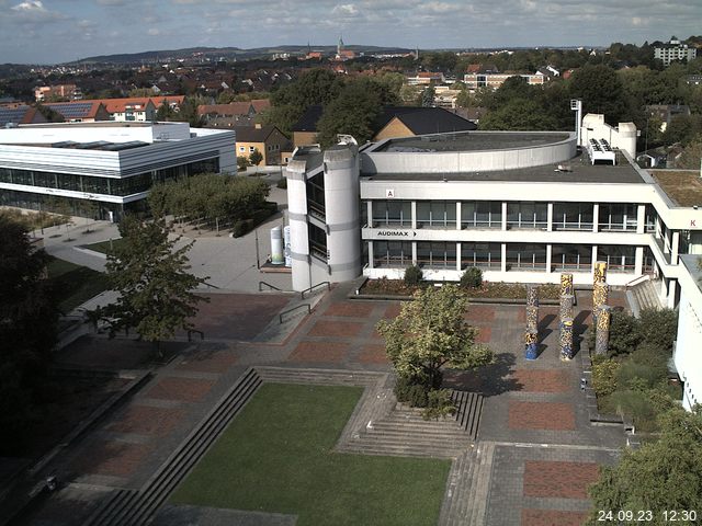 Foto der Webcam: Verwaltungsgebäude, Innenhof mit Audimax, Hörsaal-Gebäude 1