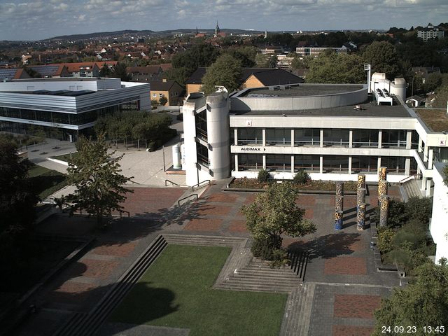 Foto der Webcam: Verwaltungsgebäude, Innenhof mit Audimax, Hörsaal-Gebäude 1