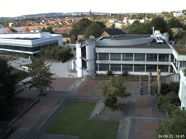 Foto der Webcam: Verwaltungsgebäude, Innenhof mit Audimax, Hörsaal-Gebäude 1