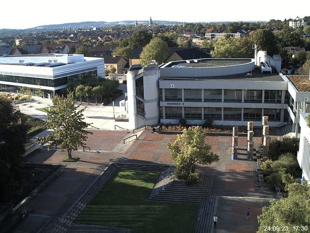 Foto der Webcam: Verwaltungsgebäude, Innenhof mit Audimax, Hörsaal-Gebäude 1