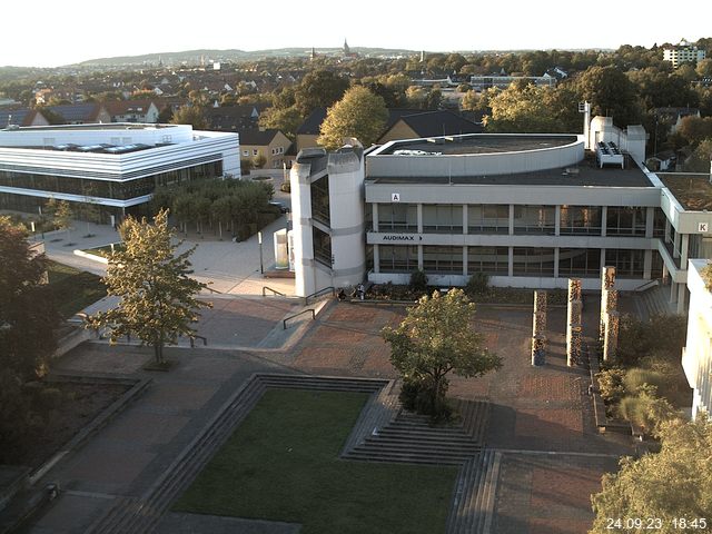 Foto der Webcam: Verwaltungsgebäude, Innenhof mit Audimax, Hörsaal-Gebäude 1