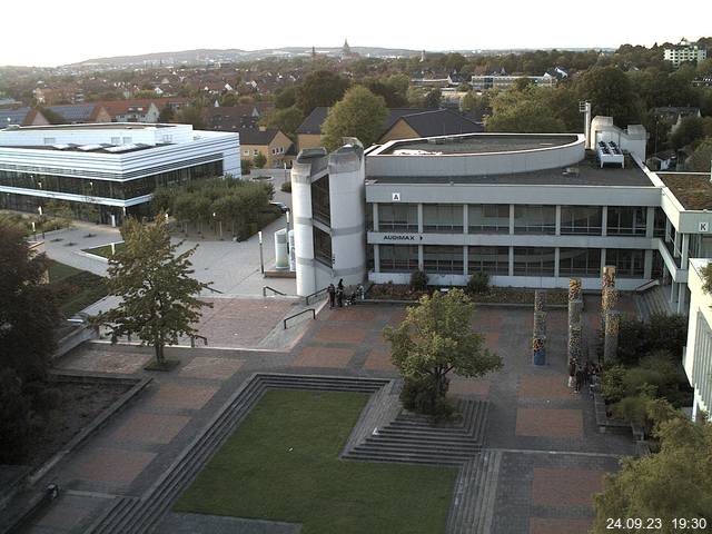 Foto der Webcam: Verwaltungsgebäude, Innenhof mit Audimax, Hörsaal-Gebäude 1