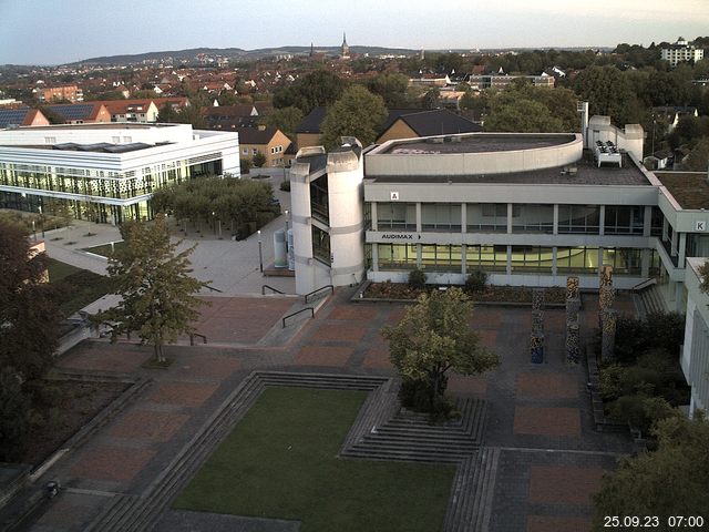 Foto der Webcam: Verwaltungsgebäude, Innenhof mit Audimax, Hörsaal-Gebäude 1