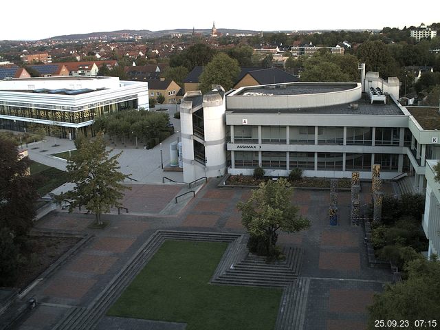 Foto der Webcam: Verwaltungsgebäude, Innenhof mit Audimax, Hörsaal-Gebäude 1