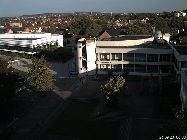 Foto der Webcam: Verwaltungsgebäude, Innenhof mit Audimax, Hörsaal-Gebäude 1