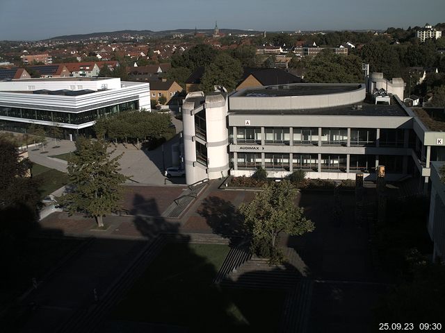 Foto der Webcam: Verwaltungsgebäude, Innenhof mit Audimax, Hörsaal-Gebäude 1