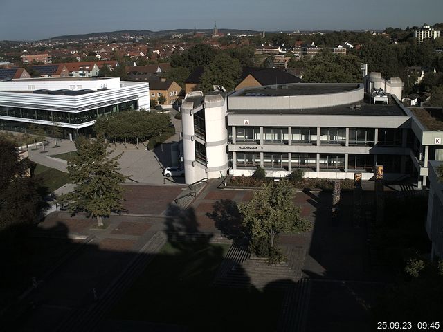 Foto der Webcam: Verwaltungsgebäude, Innenhof mit Audimax, Hörsaal-Gebäude 1