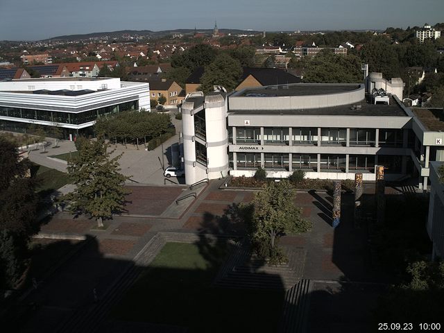 Foto der Webcam: Verwaltungsgebäude, Innenhof mit Audimax, Hörsaal-Gebäude 1