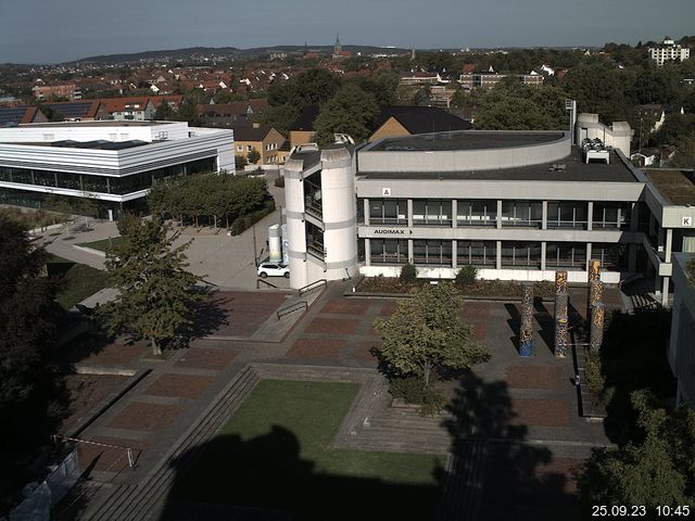 Foto der Webcam: Verwaltungsgebäude, Innenhof mit Audimax, Hörsaal-Gebäude 1