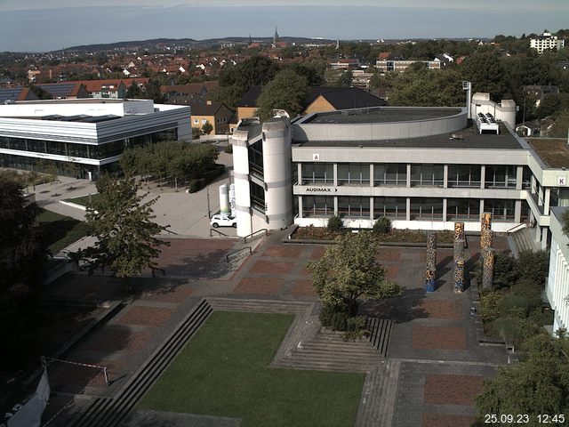 Foto der Webcam: Verwaltungsgebäude, Innenhof mit Audimax, Hörsaal-Gebäude 1