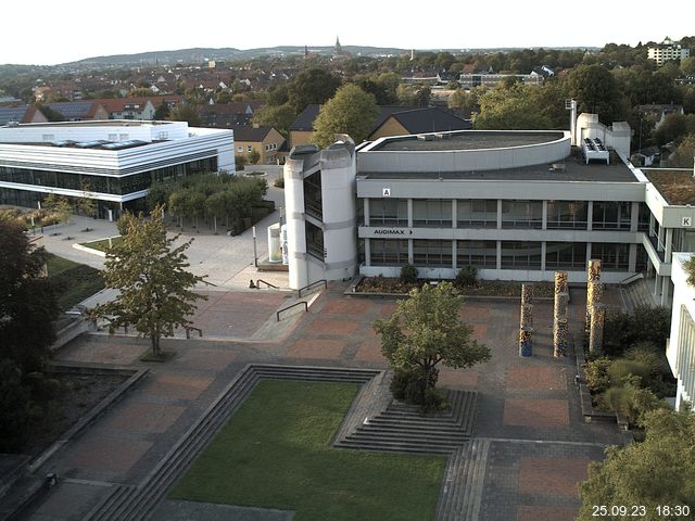 Foto der Webcam: Verwaltungsgebäude, Innenhof mit Audimax, Hörsaal-Gebäude 1