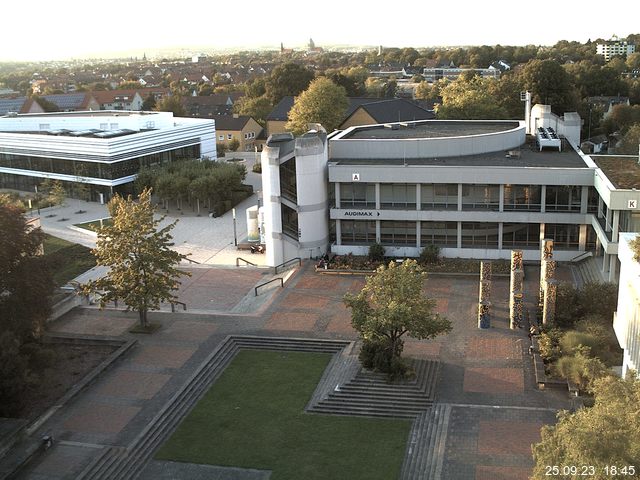 Foto der Webcam: Verwaltungsgebäude, Innenhof mit Audimax, Hörsaal-Gebäude 1