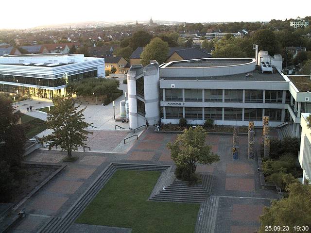 Foto der Webcam: Verwaltungsgebäude, Innenhof mit Audimax, Hörsaal-Gebäude 1