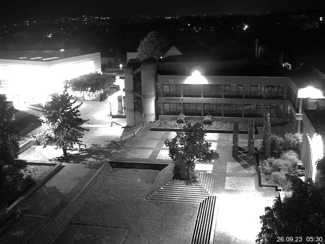 Foto der Webcam: Verwaltungsgebäude, Innenhof mit Audimax, Hörsaal-Gebäude 1