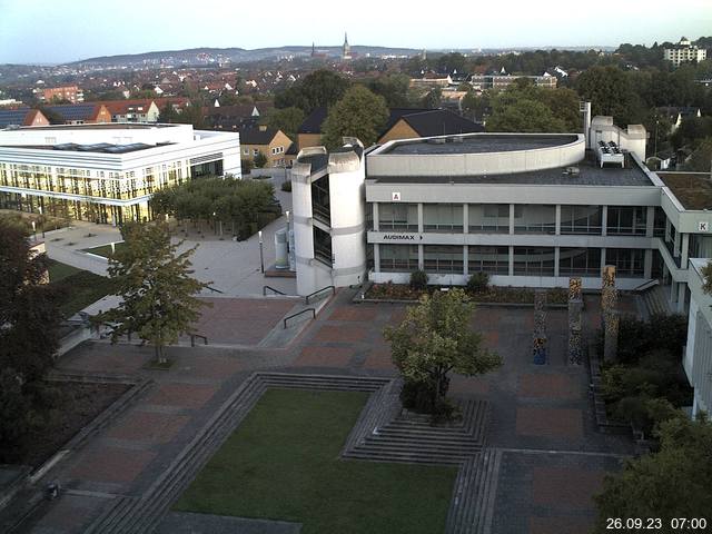 Foto der Webcam: Verwaltungsgebäude, Innenhof mit Audimax, Hörsaal-Gebäude 1