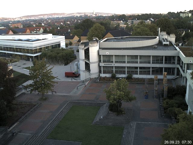 Foto der Webcam: Verwaltungsgebäude, Innenhof mit Audimax, Hörsaal-Gebäude 1