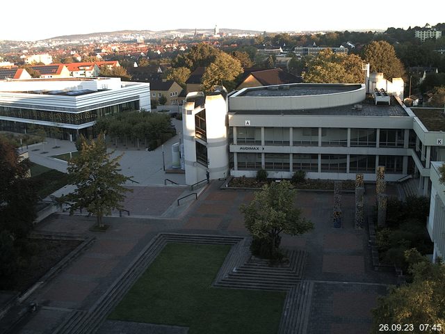 Foto der Webcam: Verwaltungsgebäude, Innenhof mit Audimax, Hörsaal-Gebäude 1