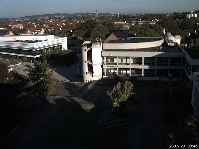 Foto der Webcam: Verwaltungsgebäude, Innenhof mit Audimax, Hörsaal-Gebäude 1