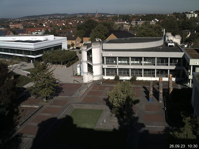 Foto der Webcam: Verwaltungsgebäude, Innenhof mit Audimax, Hörsaal-Gebäude 1