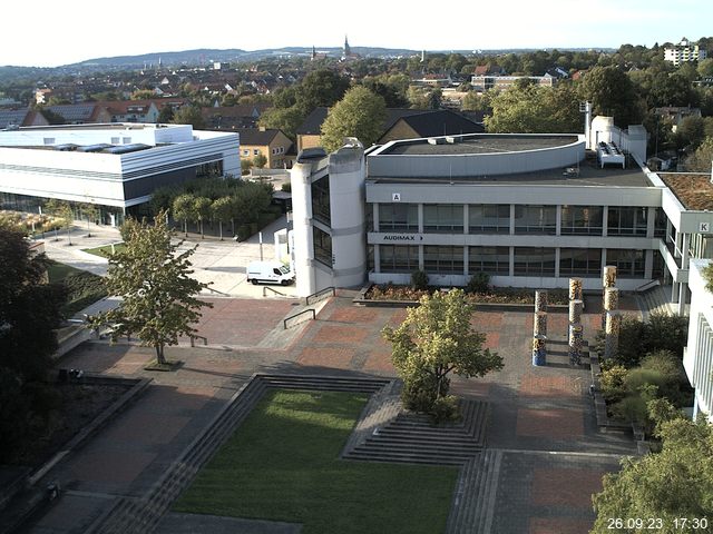 Foto der Webcam: Verwaltungsgebäude, Innenhof mit Audimax, Hörsaal-Gebäude 1