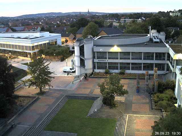 Foto der Webcam: Verwaltungsgebäude, Innenhof mit Audimax, Hörsaal-Gebäude 1